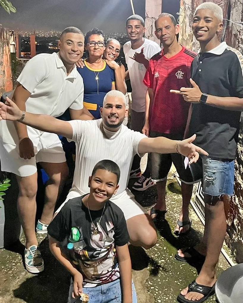 Menino morre após ser atingido por bala perdida enquanto jogava