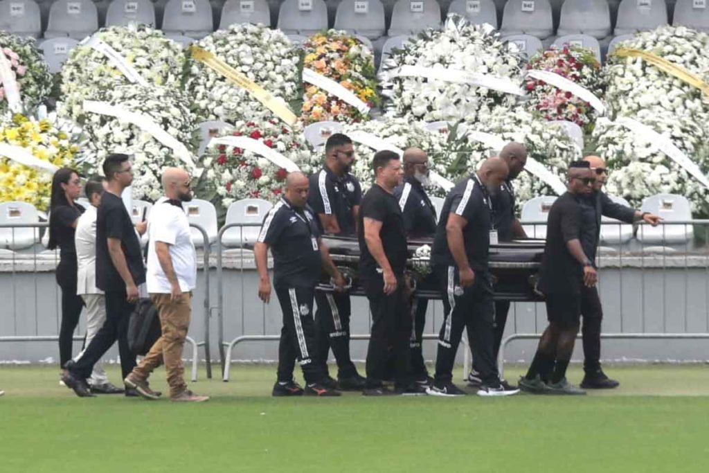 Homens carregam caixão do ex-jogador Pelé na Vila Belmiro, estádio do Santos, para seu velório - Metrópoles