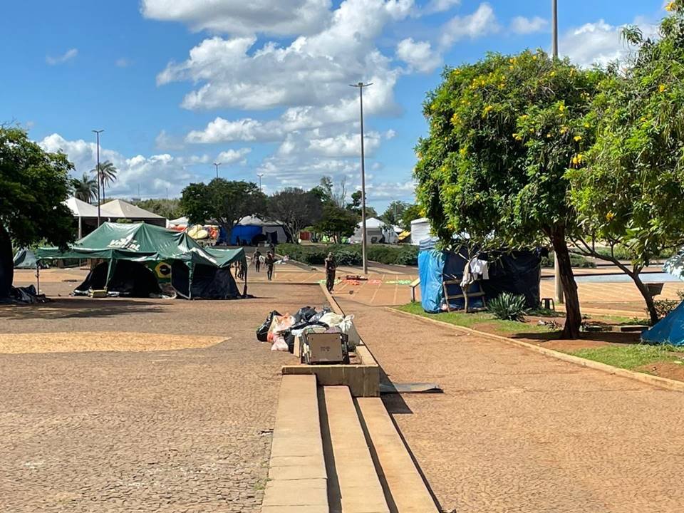 Acampamento bolsonarista no QG do Exército amanhece vazio, com estruturas desfeitas e lixo nas ruas após a posse do presidente Lula - Metrópoles