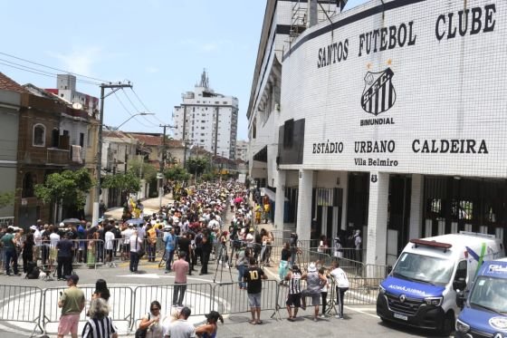 Imagem colorida mostra Fãs fazem fila para se despedir de Pelé na Vila Belmiro - Metrópoles