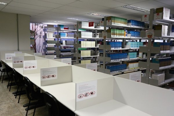 Baias de estudo individual da biblioteca da Faculdade Presbiteriana Mackenzie Brasília.