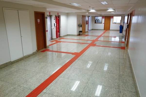 piso tátil de acessibilidade, para pessoas com deficiência visual da Faculdade Mackenzie