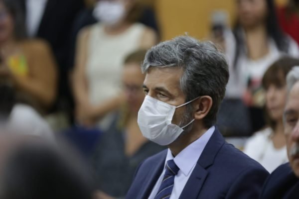 Ex-ministro da Saúde de Bolsonaro, Nelson Teich prestigia posse de Nísia Trindade na pasta. Ele usa máscara e aparece sentado em meio à plateia - Metrópoles