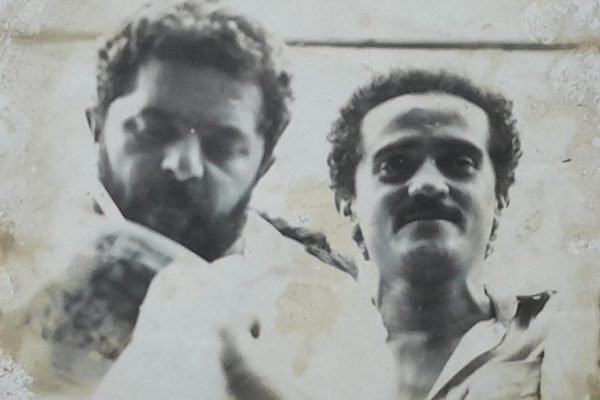 Lula assina termo de posse com caneta dada por apoiador em 1989