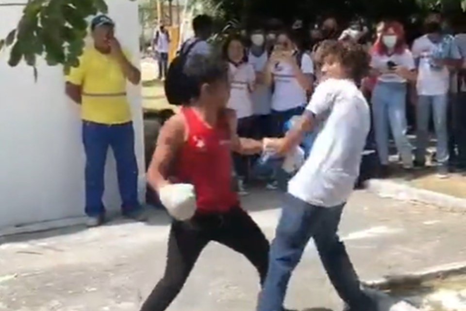 Vídeo em que dois jovens lutam boxe em escola em Pernambuco viraliza - Metrópoles