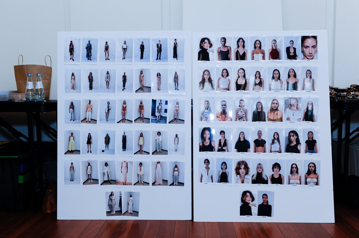 Quadro de fotos branco com imagens das modelos e das roupas que seriam apresentados em um desfile de uma marca de moda. - Metrópoles