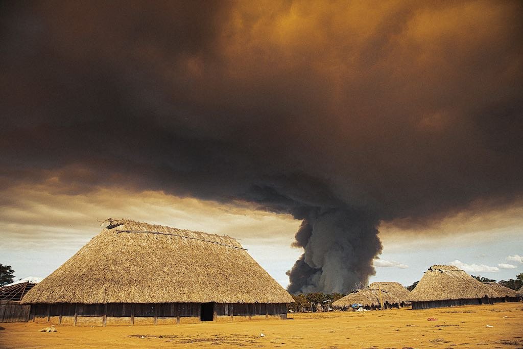imagem colorida Aldeia Khĩkatxi do povo Khisêtje durante queimada provocada por não indígenas no entorno da Terra Indígena Wawi, parte do Território Indígena do Xingu, 2022