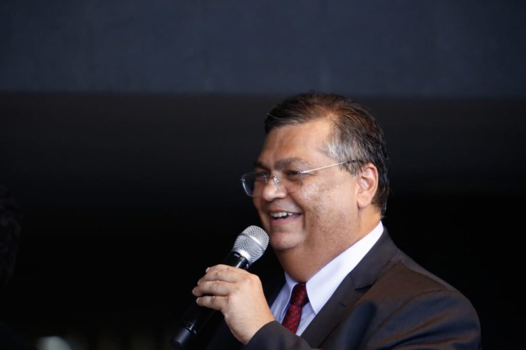 Flávio Dino (PSB) fala ao microfone durante posse como ministro da Justiça e Segurança no Salão Negro, no Palácio da Justiça - Metrópoles