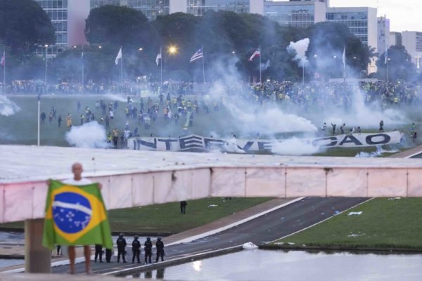 Foto colorida de atos antidemocráticos em Brasília STF Congresso Palácio do Planalto Alexandre de Moraes - Metrópoles