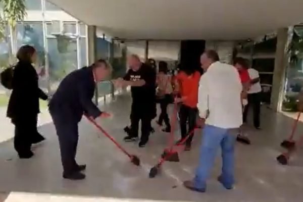 Sindicalistas jogam sal grosso no Ministério da Economia