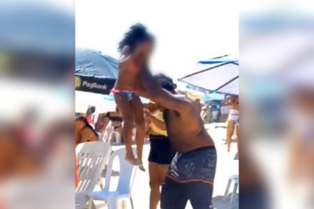 pai espanca filha na praia em salvador - Metrópoles