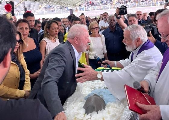 Lula vai a velório do Rei Pelé na Vila Belmiro, em Santos