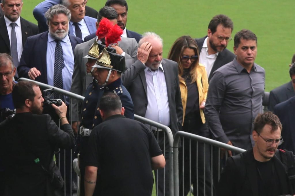 Lula vai a velório do Rei Pelé na Vila Belmiro, em Santos