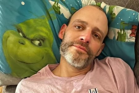 Imagem colorida: homem diagnosticado com câncer de pênis deitado em travesseiro - Metrópoles