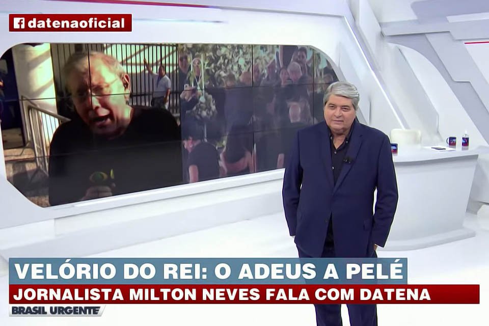 O comentarista Milton Neves conversa com José Luiz Datena no Brasil Urgente em velório do jogador Pelé, em Santos - Metrópoles