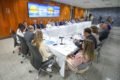 O governador Ibaneis Rocha se reúne no Palácio do Buriti com todos os seus secretários do novo mandato. Ele fala de costas, sentado ao lado da vice-governadora Celina Leão - Metrópoles