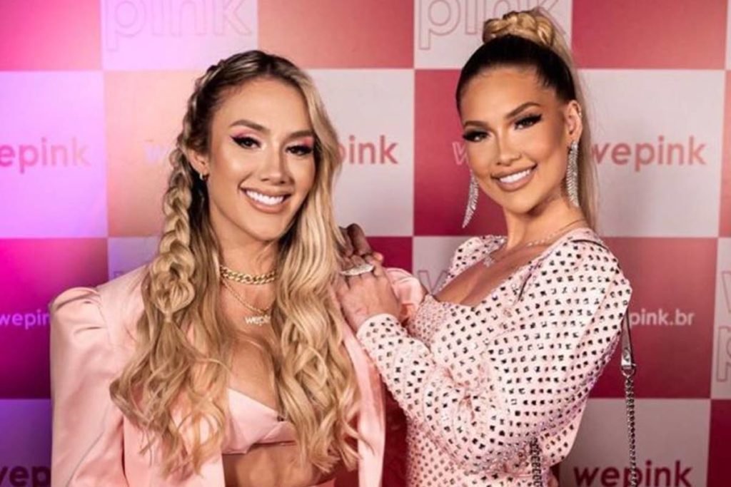 Virginia Fonseca de roupa branca sorri ao lado de mulher loira de roupa rosa - metrópoles