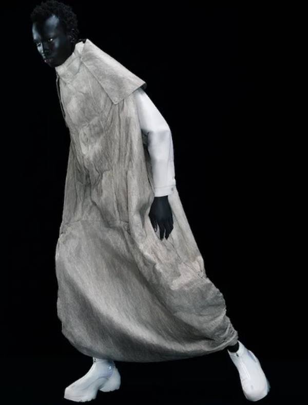 Homem preto usando roupas esportivas em editorial de moda - Metrópoles