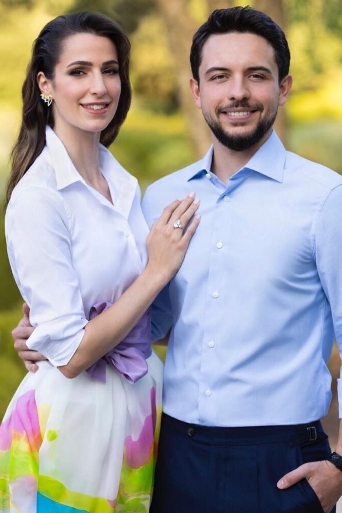 Foto colorida de mulher branca e com roupa colorida ao lado de homem com camisa azul - Metrópoles