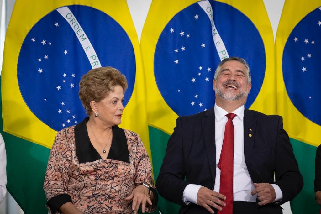 Paulo Pimenta ao lado da Dilma Rousseff, da uma gargalhada durante a posse como ministro de Estado Chefe da Secretaria de Comunicação da Presidência da República - Metrópoles