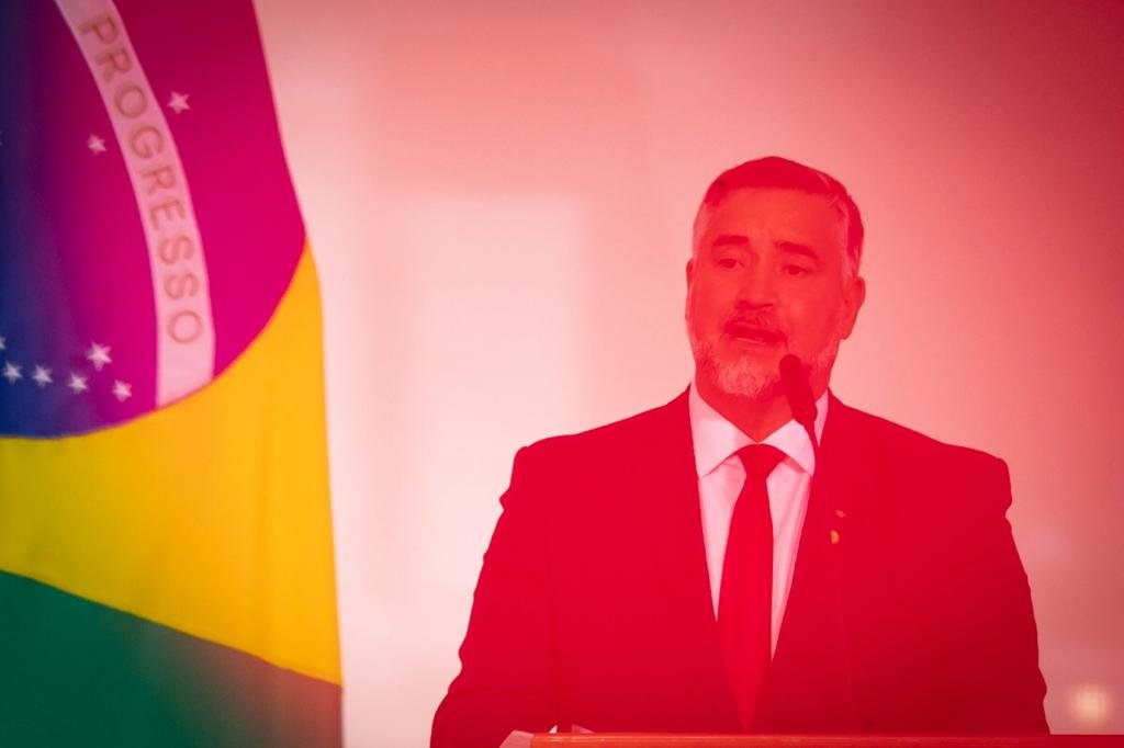 Paulo Pimenta com efeito de luz vermelha, toma posse como ministro de Estado Chefe - Metrópoles