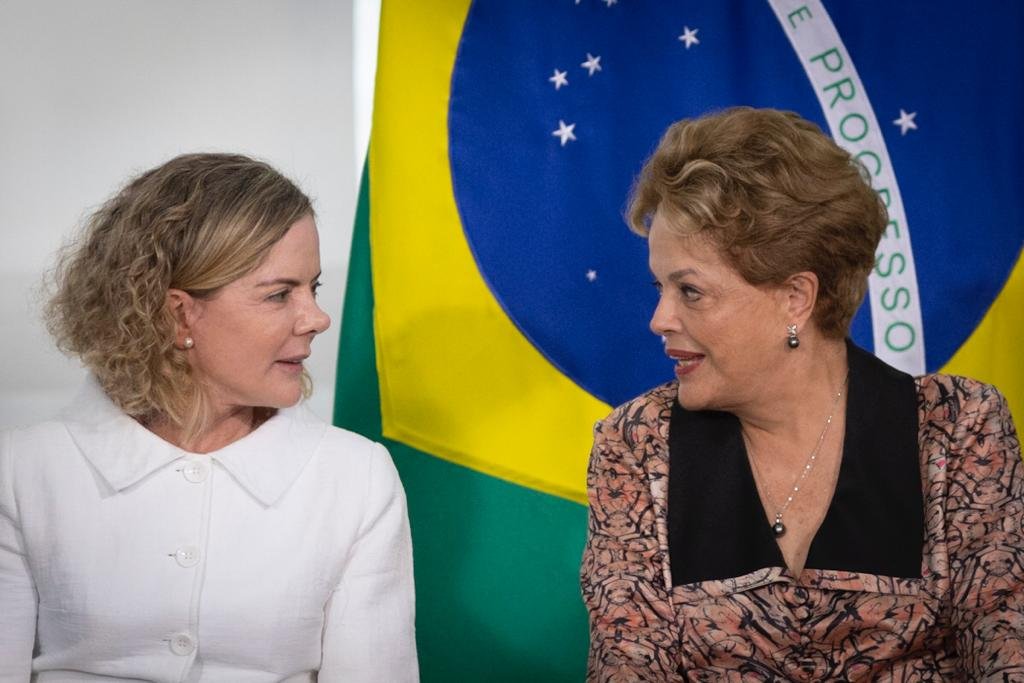 Paulo Pimenta toma posse como ministro de Estado Chefe da Secretaria de Comunicação da Presidência da República em cerimônia no palácio do Planalto. As convidadas especiais, Gleisi Hoffmann e Dilma Rousseff conversam - Metrópoles