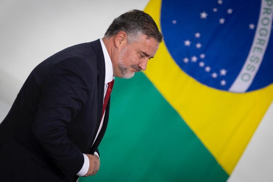 Paulo Pimenta caminha proximo a bandeira- Metrópoles
