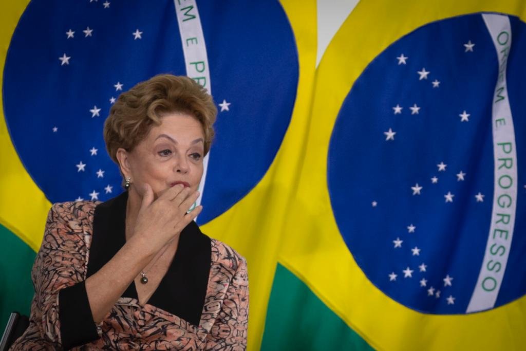 Paulo Pimenta toma posse como ministro de Estado Chefe da Secretaria de Comunicação da Presidência da República em cerimônia no palácio do Planalto. A convidada especial, Dilma Rousseff, faz sinal sentada - Metrópoles