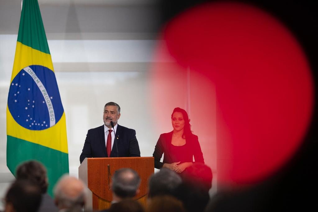 Paulo Pimenta toma posse como ministro de Estado Chefe da Secretaria de Comunicação da Presidência da República em cerimônia no palácio do Planalto. Ele discursa em púlpito ao lado de bandeira do Brasil - Metrópoles