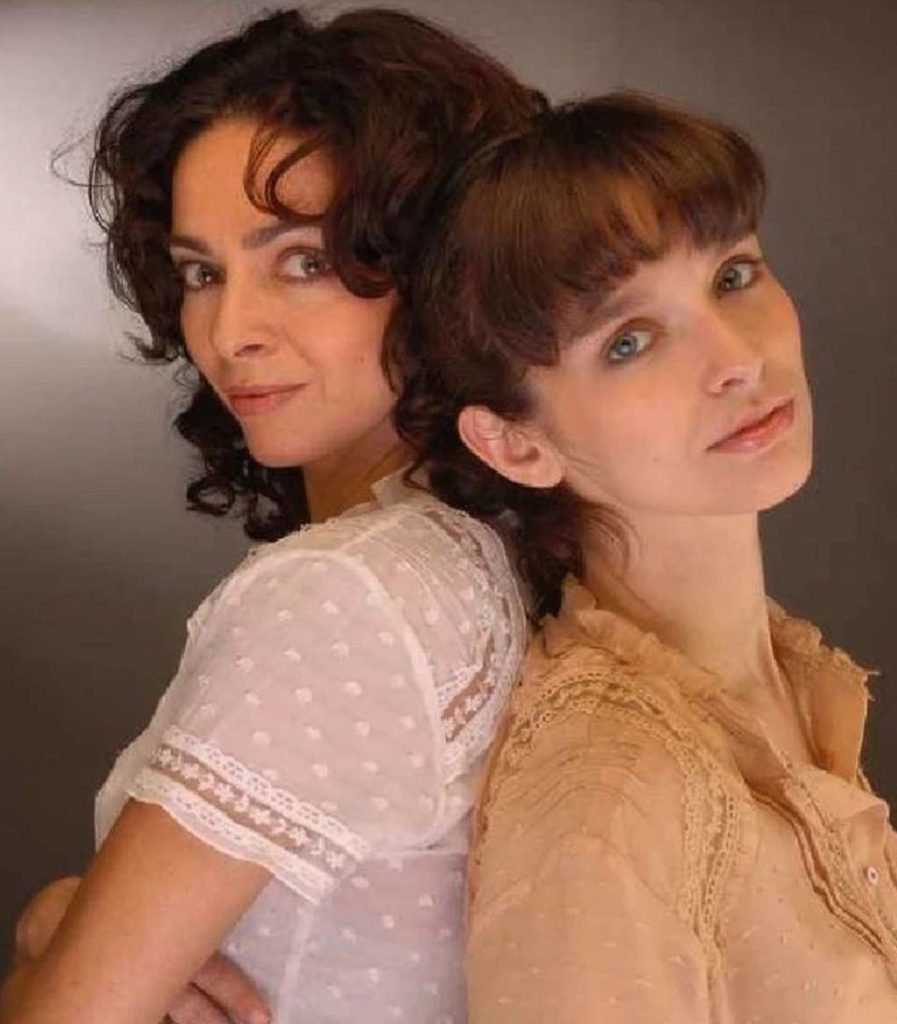 mulher de blusa branca de costas para mulher de blusa amarela - metrópoles