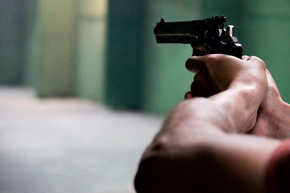 Imagem mostra arma de fogo nas mãos de uma pessoa. Política de armas e Clube de tiro - Metrópoles