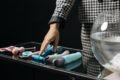 Mulher vendo sex toys dispostos em cima de uma mesa de vidro - Metrópoles