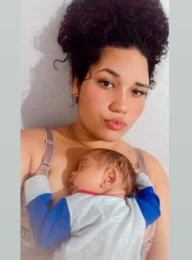 Imagem colorida de mãe com criança