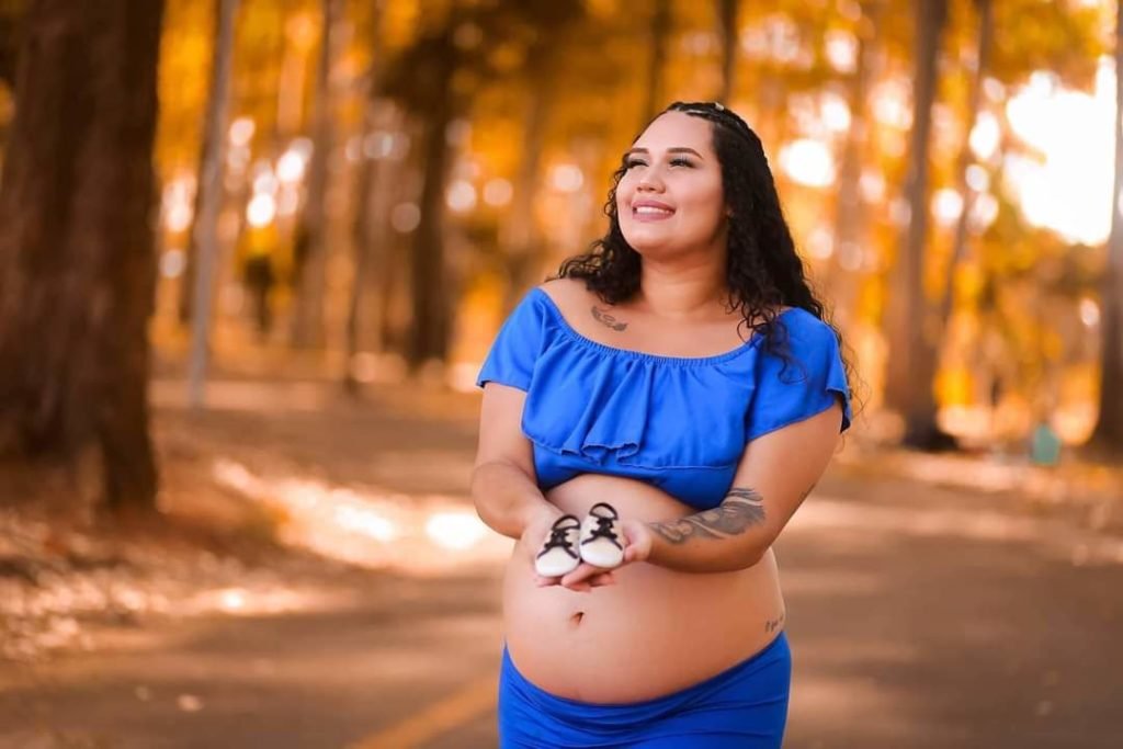 Imagem colorida de mãe com criança
