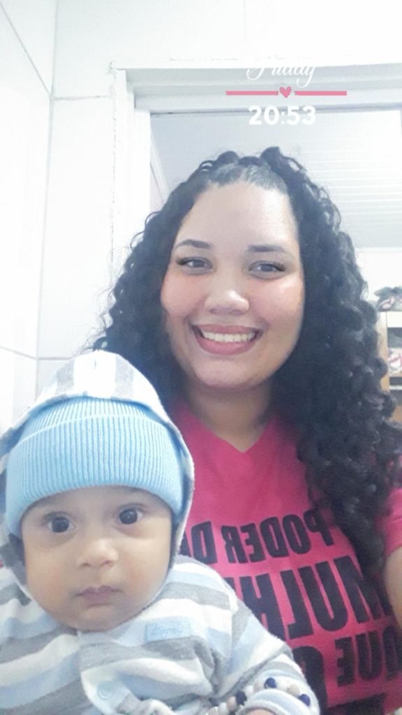 Imagem colorida de mãe com criança