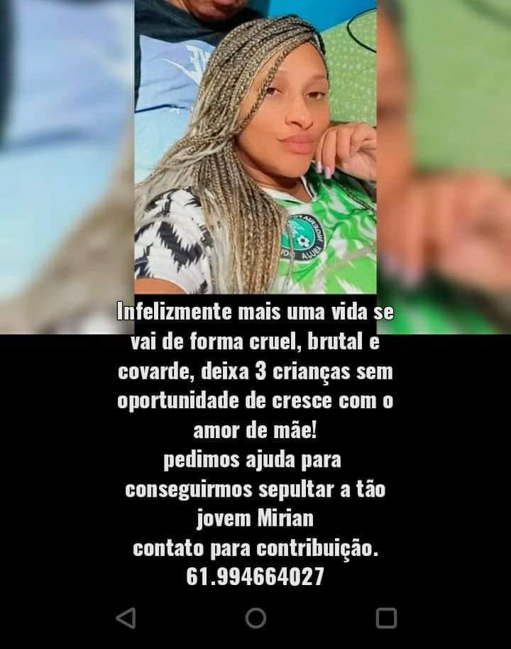 Mulher de blusa verde e sorrindo para foto