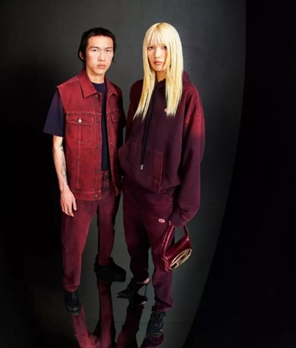 Homem e mulher posam para editorial de moda usando roupas vermelhas - Metrópoles