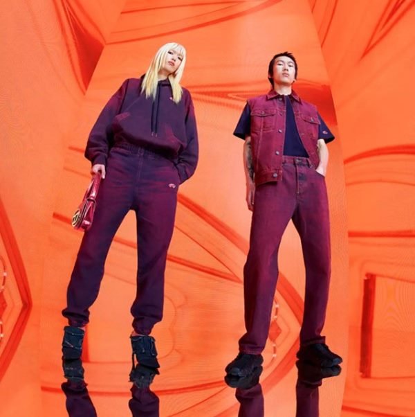 Homem e mulher posam para editorial de moda usando roupas vermelhas - Metrópoles