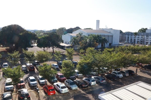 Fotografia do estacionamento da Faculdade Mackenzie