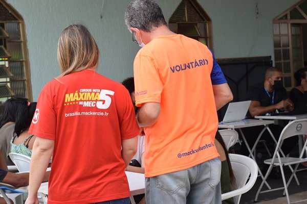 Voluntários da Faculdade Mackenzie em mutirão da Defensoria Pública do DF