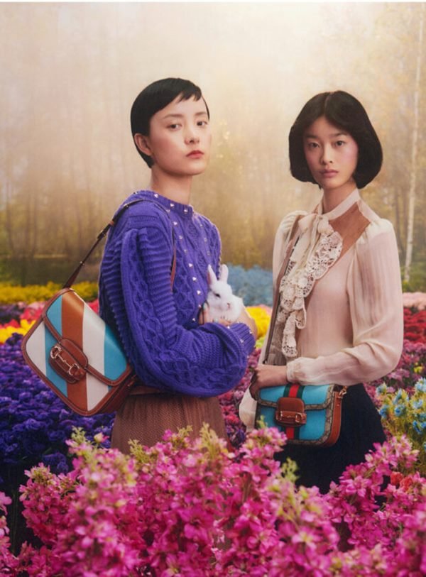 Duas mulheres em editorial de moda com fundo florido - Metrópoles