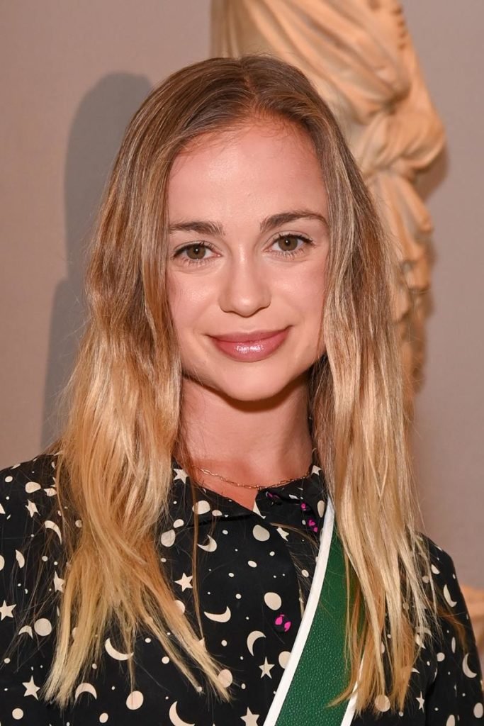 Foto colorida de mulher branca e loira sorridente - Metrópoles