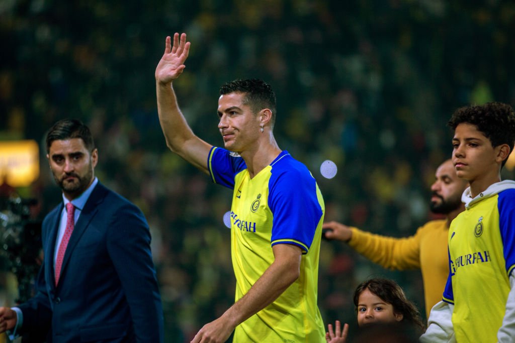 Cristiano Ronaldo, novo atacante do Al-Nassr, cumprimenta a torcida durante sua apresentação no Mrsool Park Stadium, na Arábia Saudita - Metrópoles