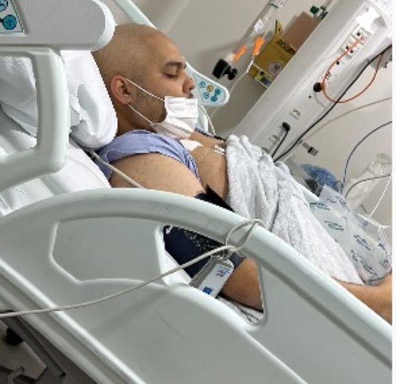 Pedro deitado em cama de hospital