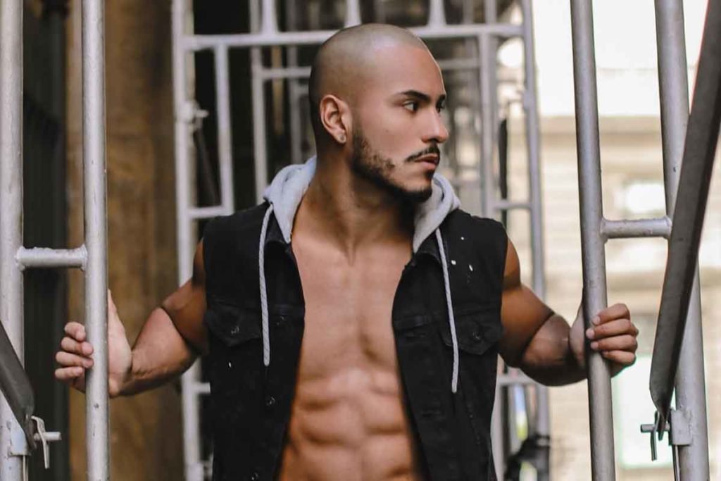 Foto colorida de bailarino Wallace Costa