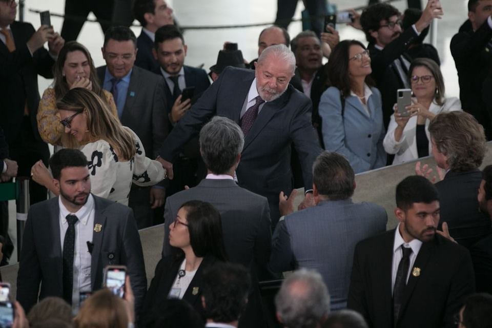 Posse de Geraldo Alckmin como Ministro do Desenvolvimento, Indústria, Comércio Exterior e Serviço.  Sem detalhe, o presidente Lula desce a rampa do Planalto acompanhado de outras pessoas - Metrópoles