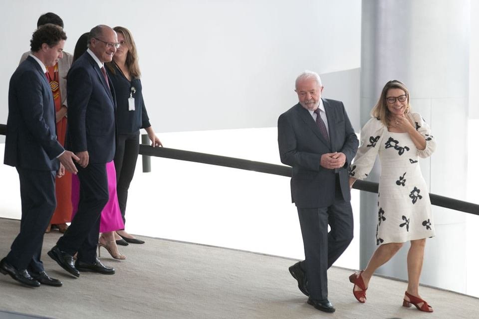 Posse de Geraldo Alckmin como Ministro do Desenvolvimento, Indústria, Comércio Exterior e Serviço.  Sem detalhe, o presidente Lula e Alckmin descem a rampa do Planalto acompanhados de outras pessoas - Metrópoles