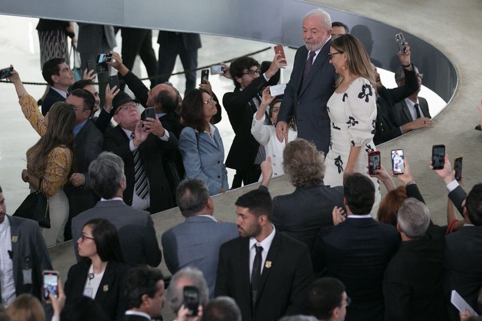 Posse de Geraldo Alckmin como Ministro do Desenvolvimento, Indústria, Comércio Exterior e Serviço.  Sem detalhe, o presidente Lula desce a rampa do Planalto acompanhado de outras pessoas - Metrópoles