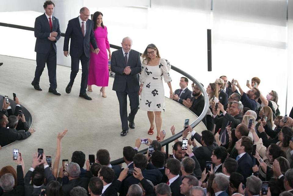 Posse de Geraldo Alckmin como Ministro do Desenvolvimento, Indústria, Comércio Exterior e Serviço.  Sem detalhe, o presidente Lula e Alckmin descem a rampa do Planalto acompanhados de outras pessoas - Metrópoles