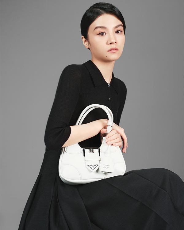 Mulher asiática com roupas pretas em editorial de moda - Metrópoles